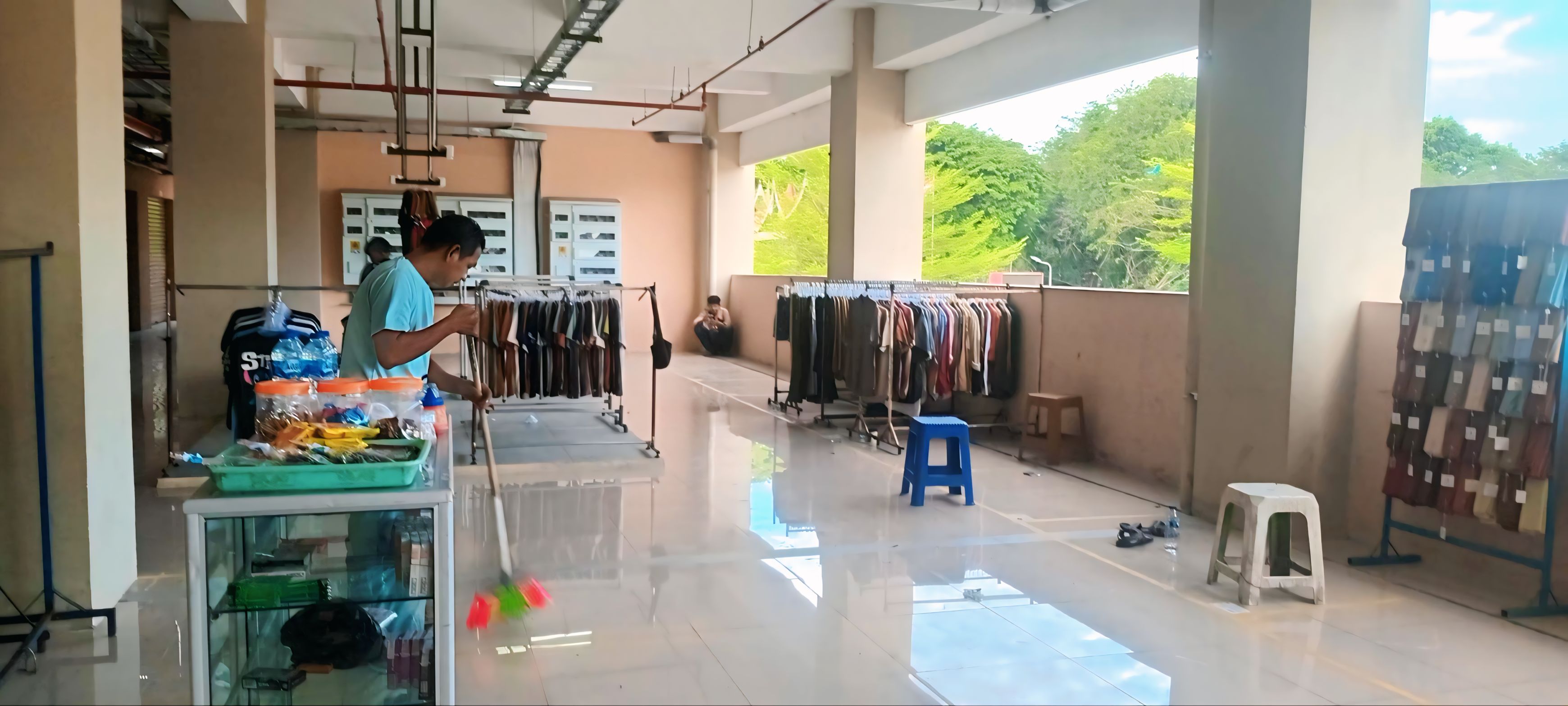 Sejumlah PKL eks Jalan Permindo mulai menempati lantai 2 Pasar Raya Fase VII, Rabu (25/6).