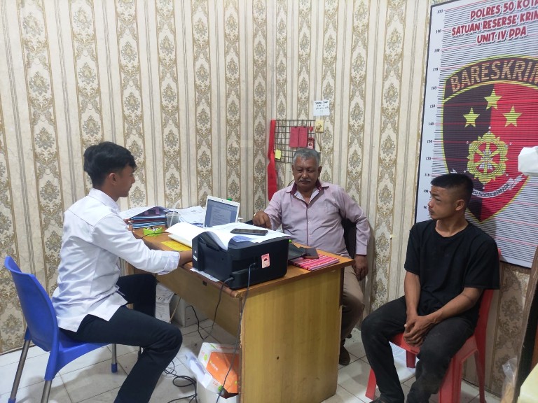 MERESAHKAN: Tersangka MI, 23, (kanan) asal Kabupaten Agam saat diamankan di Mapolres Limapuluh Kota dan dimintai keterangan usai diduga mencabuli anak di bawah umur.(DOK. POLRES LIMAPULUH KOTA)