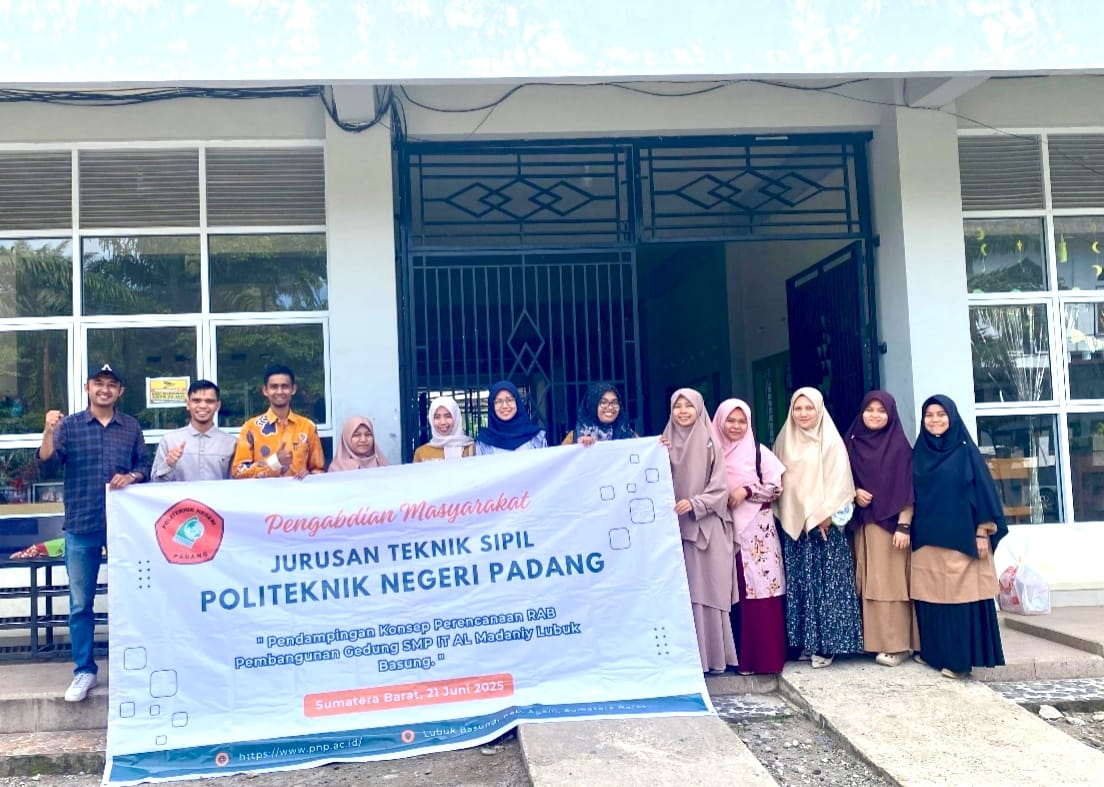 Tim pengabdian masyarakat Politeknik Negeri Padang di depan gedung SMP IT Almadaniy