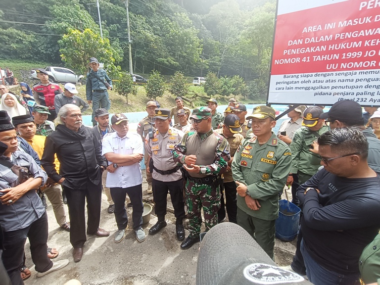 BERI PENJELASAN: Petugas dan masyarakat setempat berdialog saat penutupan sejumlah objek komersil di TWA Megamendung, Lembahanai, Kabupaten Tanahdatar kemarin.(YUWARDI/PADEK)