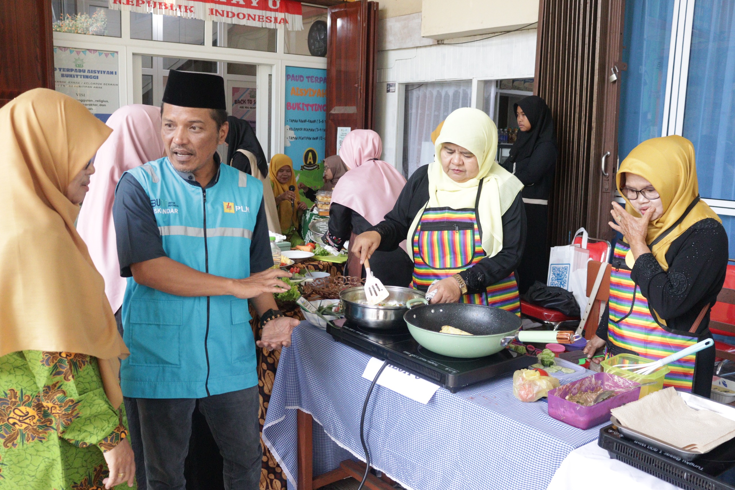 PLN UP3 Bukittinggi gelar lomba memasak kompor induksi dalam rangka Milad ke-108 Panti Asuhan Aisyiyah, ajak masyarakat kenali gaya hidup elektrifikasi.
