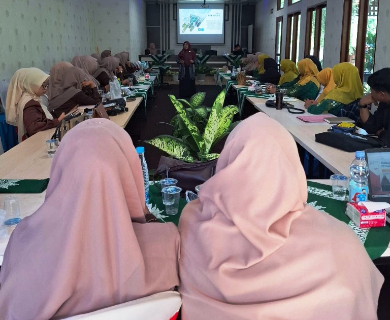 SHARING ILMU: Lokakarya bertajuk Upgrade Guru Muhammadiyah: Profesional, Religius, dan Berkemajuan yang digelar Dikdasmen dan PNF PDM Payakumbuh.(TIM LAMAN GURU)