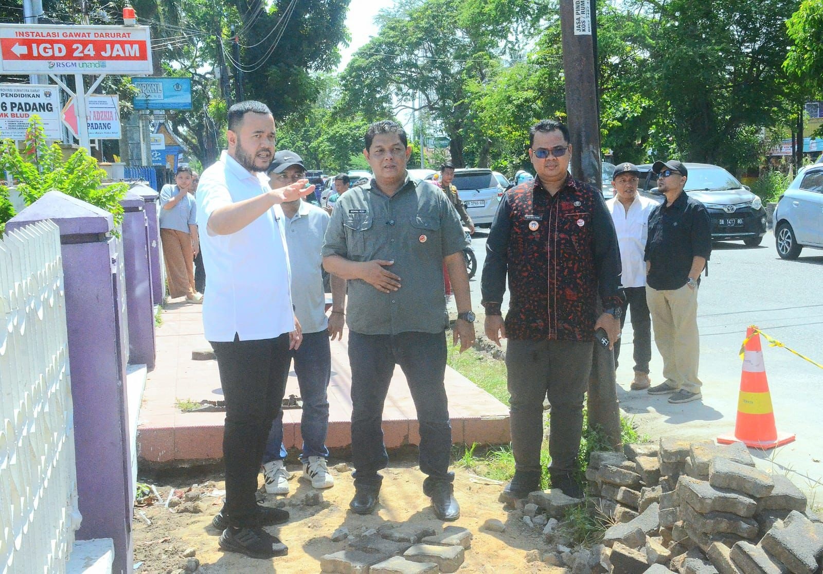 Wako Padang Fadly Amran meninjau revitalisasi trotoar di Jalan Perintis Kemerdekaan, Kamis (26/6).