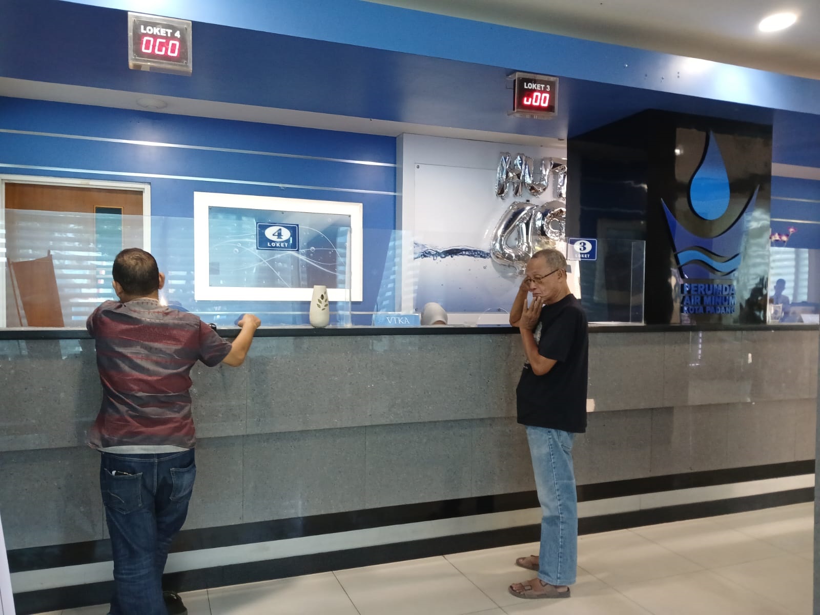 Dua orang pelanggan Perumda Air Minum Kota Padang membayar tagihan di Kantor Perumda AM Padang, beberapa waktu lalu. Selain bayar langsung bisa juga lewat M-Banking.