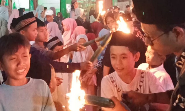 Sebanyak 307 peserta dari 11 kafilah meriahkan Pawai Obor 1 Muharam 1447 H di Desa Kampung Baru, Kupitan, Sijunjung pada Kamis malam.