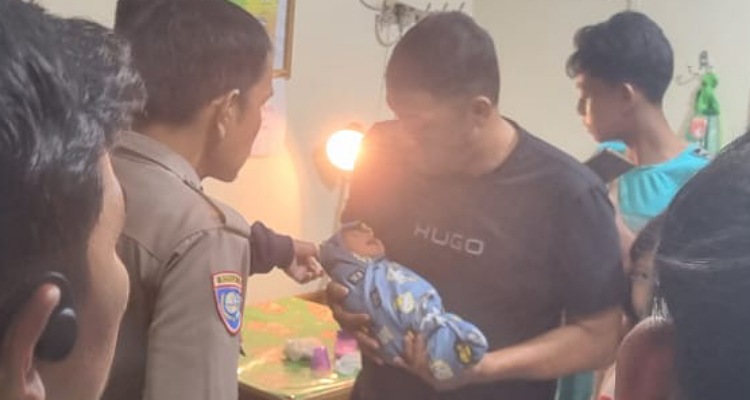 Bayi perempuan berusia 3 hari ditemukan hidup di Perumahan Puri Lestari, Lubukbegalung, Padang, Kamis malam (26/6/2025).