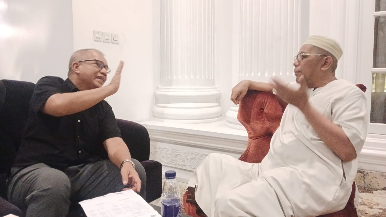 H Arisal Aziz berbincang dengan tenaga ahlinya, Mulawarman (kiri).