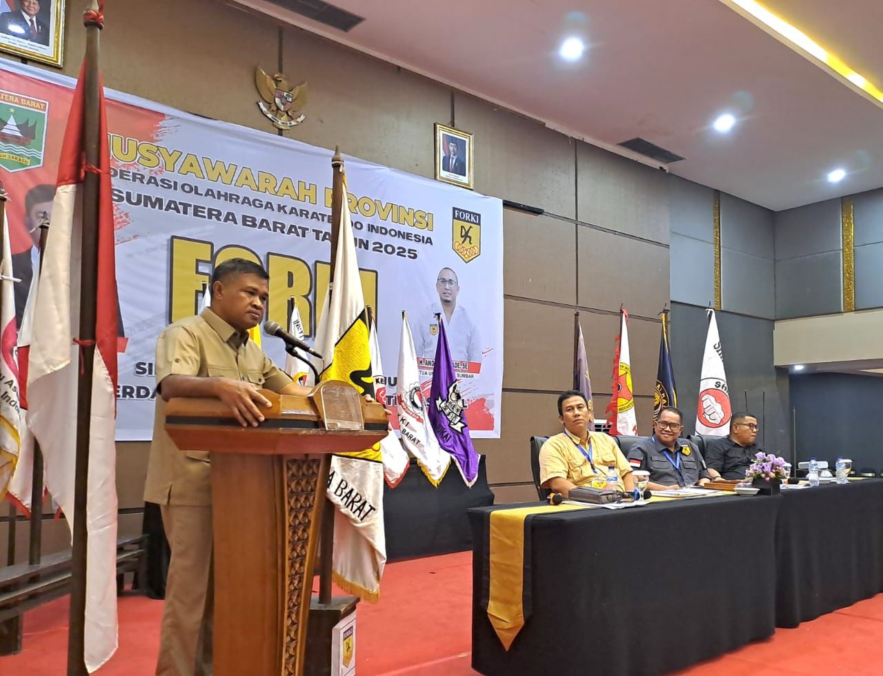 Ketua Umum Federasi Olahraga Karate-Do Indonesia (FORKI) Sumatera Barat terpilih periode 2025-2030, Khairuddin Simanjuntak, beri sambutan.
