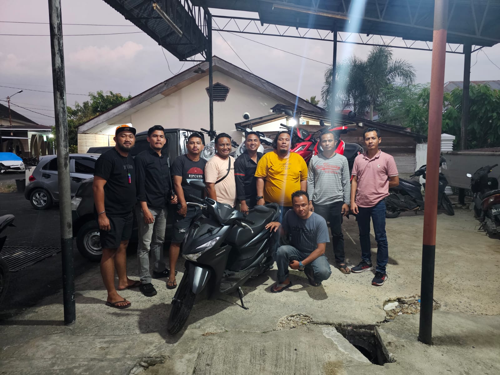 ASN Pemko Padangpanjang berinisial ZH (jongkok) ditangkap Satreskrim Polres atas kasus penipuan dan penggelapan 7 motor.