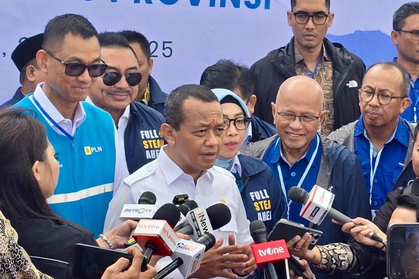Menteri ESDM Bahlil Lahadalia bersama jajaran pejabat dan pelaku industri energi saat doorstop usai peresmian 55 proyek EBT serentak di 15 provinsi.