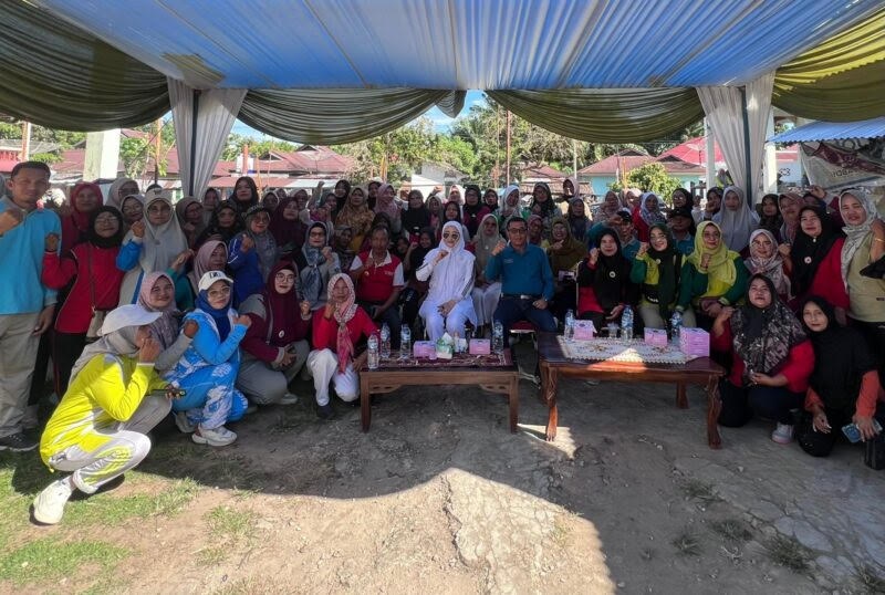 Ketua TP PKK Pessel, Lisda Hendrajoni bersama masyarakat usai pencanangan Nagari Kambang Utara sebagai percontohan Program Nagari Sehat, Minggu (22/6).