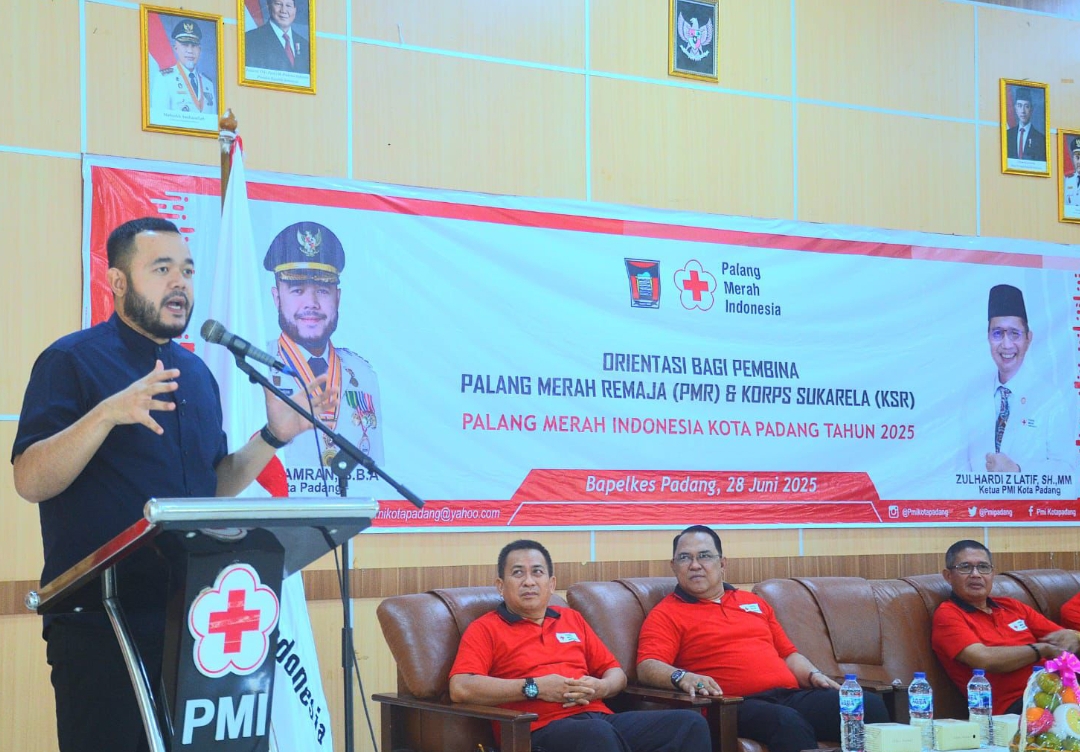 Wako Padang Fadly Amran saat membuka Orientasi Pembina PMR dan KSR di Gedung BKOM, Sabtu (28/6/2025) (Foto: Prokopim)