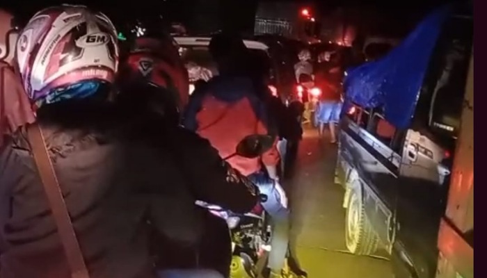Kemacetan parah melanda Sitinjaulauik, Kota Padang, Minggu malam (29/6/2025) sekitar pukul 21.45 akibat truk rusak. (WAG)
