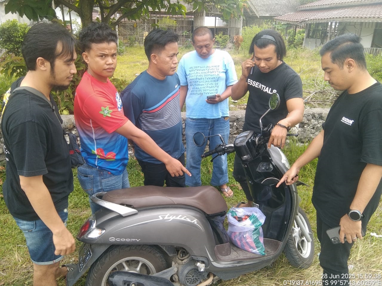 Tim gabungan dari BKSDA Sumbar dan Satreskrim Polres Agam saat mengamankan RZ ketika hendak memperdagangkan bagian tubuh satwa dilindungi, di jalan lintas Simpang Gudang Manggopoh-Pasaman, Sabtu (28/6