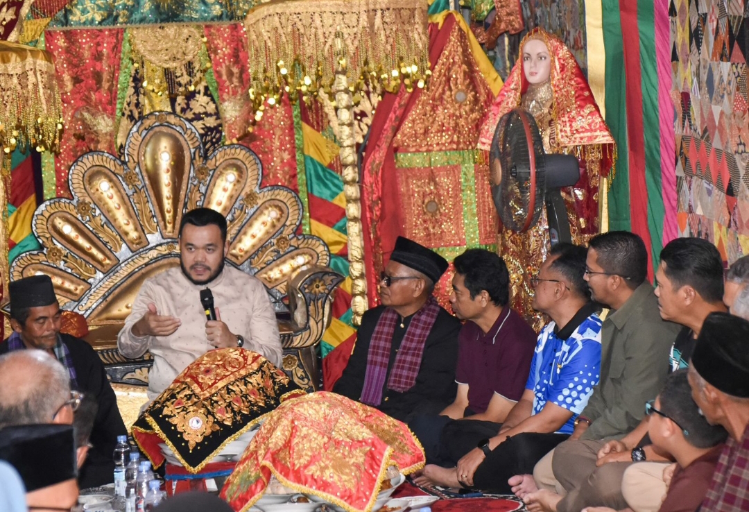 Wali Kota Padang Fadly Amran menyambut kedatangan rombongan wisatawan dari Malaysia. (Foto: Prokopim)