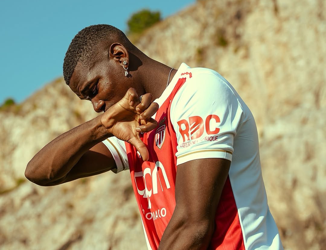Paul Pogba resmi mengenakan seragam AS Monaco usai teken kontrak hingga 30 Juni 2027, Sabtu (28/6/2025).(Foto: Instagram @asmonaco)