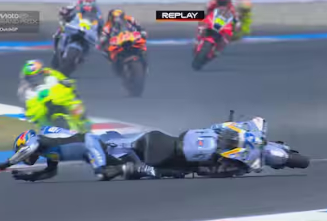 Pebalap tim Gresini Alex Marquez terjatuh dan langsung mengeluhkan rasa sakit pada tangan kirinya.(Foto: Sky Sport)
