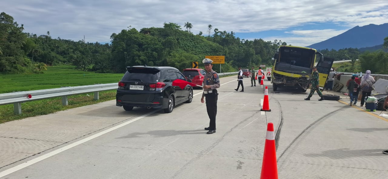 Bus nomor polisi BA 7077 QU mengalami kecelakaan tunggal di KM 24 Tol Padang-Sicincin akibat baut roda patah, Minggu pagi&nbsp;(29/6/2025).