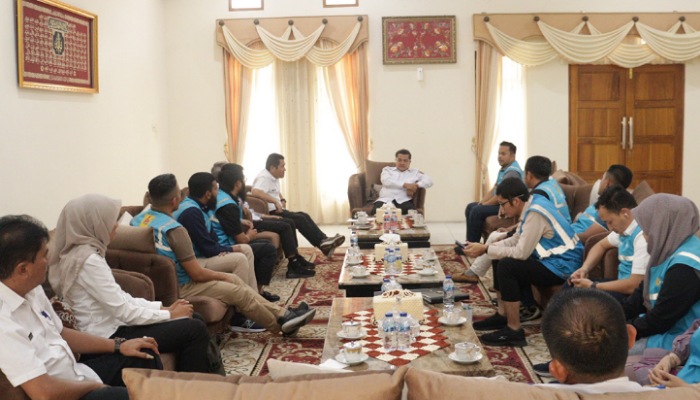 PLN UP3 Bukittinggi audiensi dengan Bupati Agam bahas kelistrikan andal, kontribusi sosial, dan serahkan penghargaan atas pelunasan tagihan PJU hingga 2024.