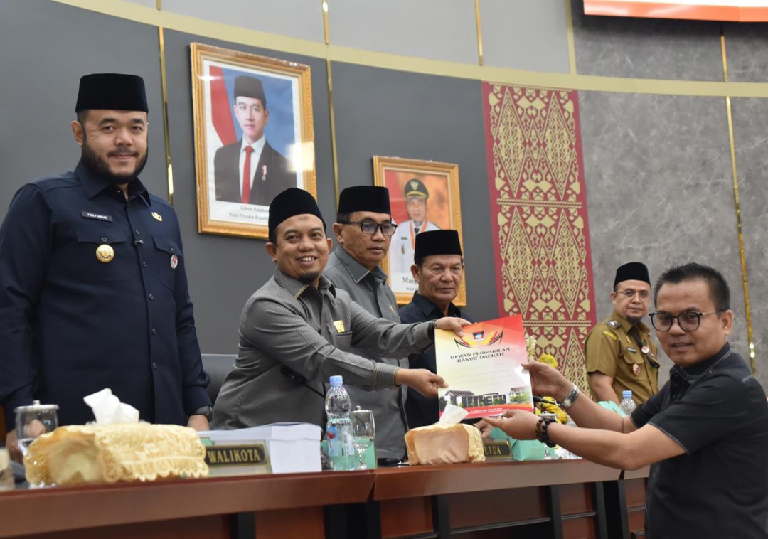 Penyampaian Ranperda Perubahan APBD 2025 dalam Rapat Paripurna di Ruang Sidang Utama DPRD, Senin (30/6/2025). (Foto: Prokopim)