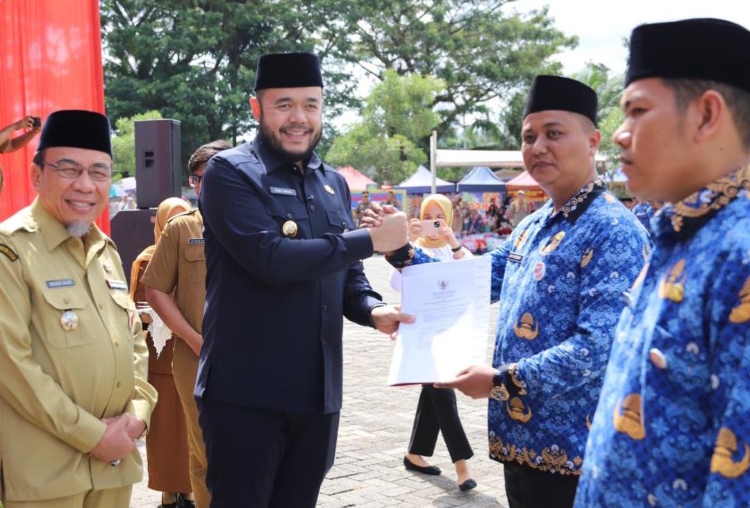 Wali Kota Padang Fadly Amran didampingi Wakil Wali Kota Maigus Nasir serahkan SK PPPK di Lapangan APEKSI, Balai Kota Aia Pacah, Senin (30/6/2025).(Foto: Prokopim)
