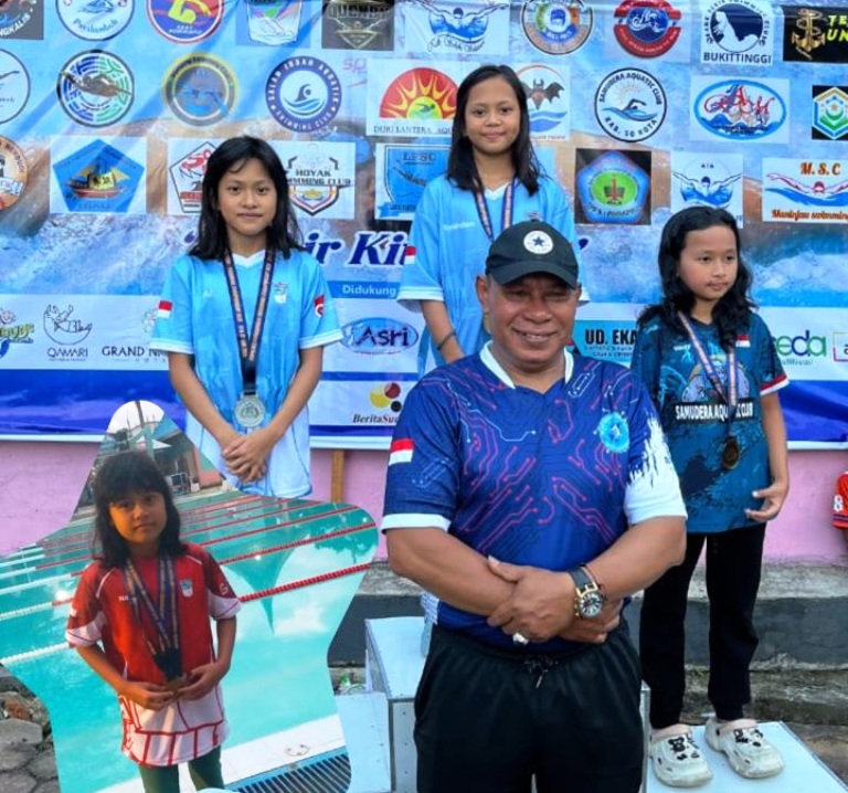 MEMBANGGAKAN: Siswi SDN 45 Bungopasang ketika meraih medali pada kejuaraan renang antar klub dalam rangka HUT Bhayangkara ke- 79 di Payakumbuh.(TIM LAMAN GURU)