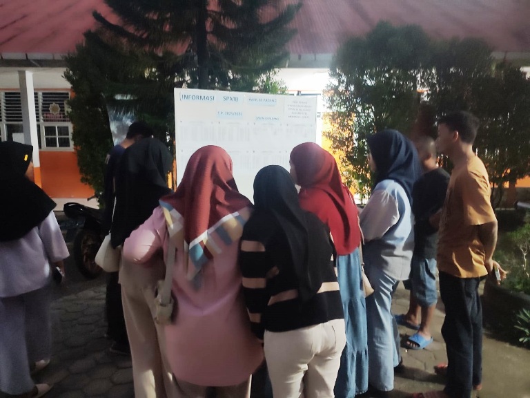 MENDEBARKAN: Sejumlah calon siswa SMPN 30 Padang melihat hasil SPMB.(TIM LAMAN GUUR)