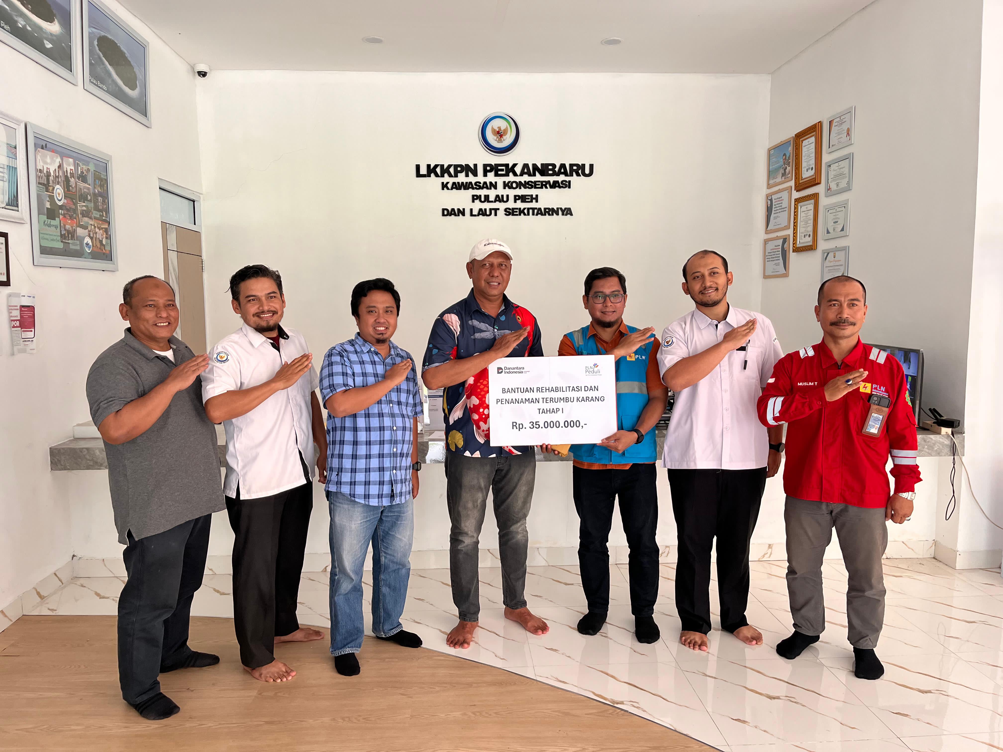 BANTUAN: Manager PLN IP UBP Teluk Sirih menyerahkan bantuan rehabilitasi terumbu karang kepada Yayasan Minang Bahari.(PLN FOR PADEK)