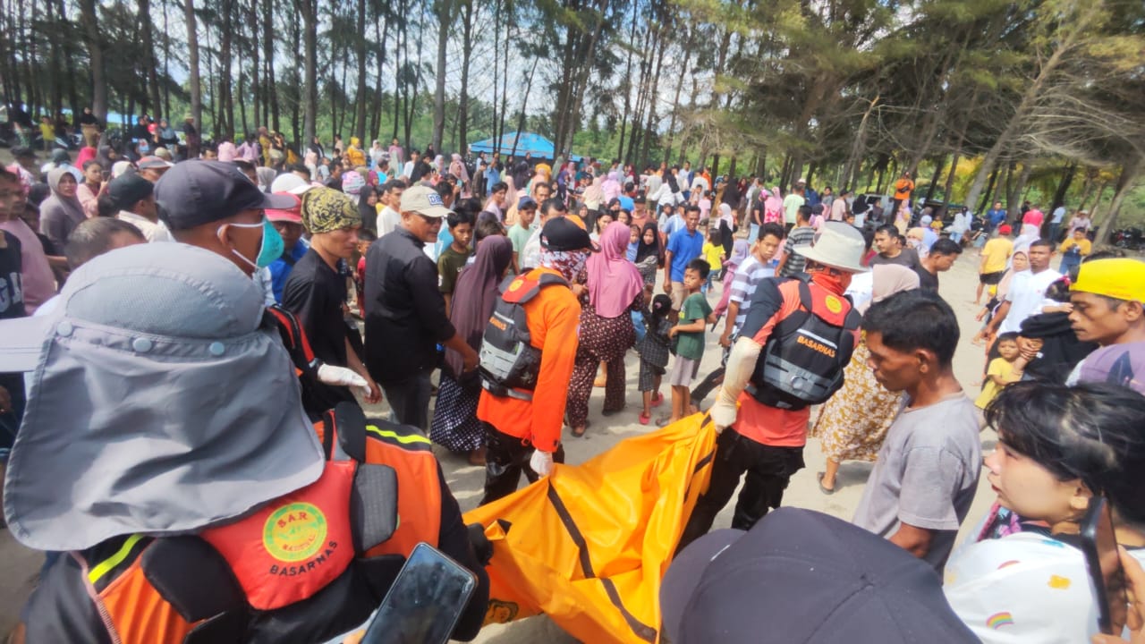 Tim SAR gabungan menemukan jasad remaja asal Kerinci yang hanyut di Pantai Sumedang, Pesisir Selatan, Senin (30/6/2025).