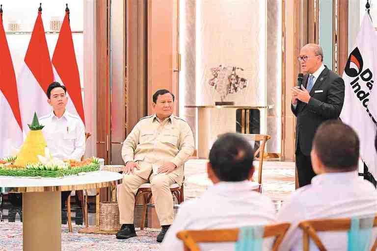 STRATEGIS: Presiden Prabowo Subianto mendengarkan penjelasan Kepala BPI Danantara Rosan Roeslani di tengah-tengah peresmian Wisma Danantara Indonesia kemarin (30/6).(SETPRES)