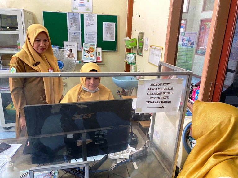 DETEKSI PENYAKIT: Petugas kesehatan di Puskesmas Tiakar tengah mengecek kesiapan untuk Program Cek Kesehatan Gratis di Payakumbuh, kemarin.(SY RIDWAN/PADEK)