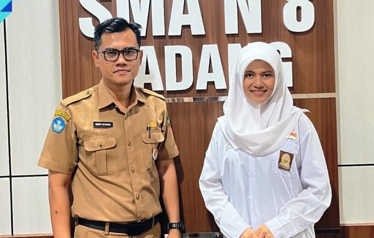 MEMBANGGAKAN: Kepala SMAN 8 Padang, Berry Devanda bersama alumni SMAN 8 Padang yang mendapatkan beasiswa penuh ke Arizona Univercity tahun ini.(TIM LAMAN GURU)