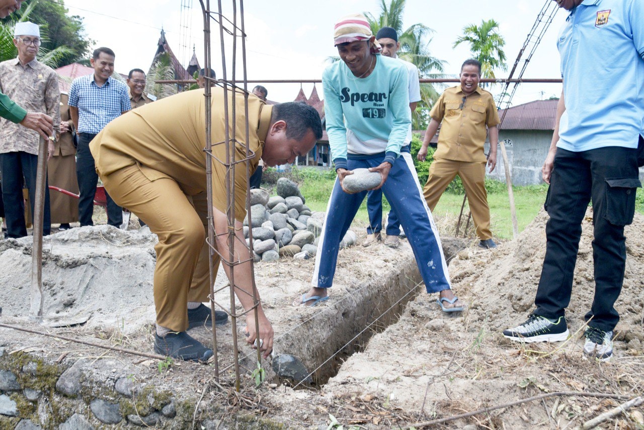 Yota Balad saat peletakan batu pertama bantuan Rutilahu untuk rumah Kamsani di Dusun Tembok, Desa Toboh Palabah, Kecamatan Pariaman Selatan, Senin (1/7/2025).