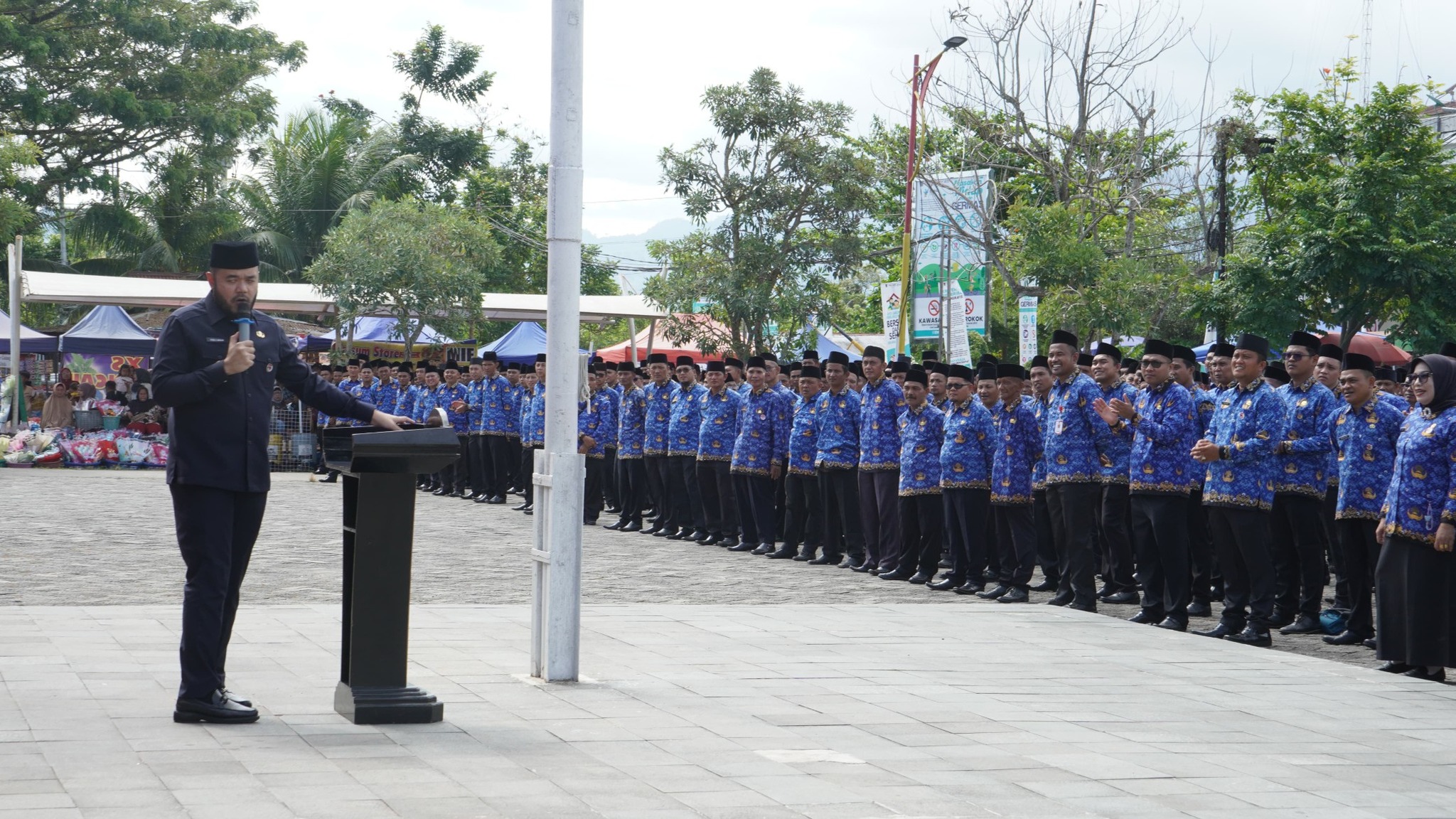Sebanyak 2.848 honorer Pemko Padang terima SK PPPK. Wali Kota Fadly ingatkan agar mereka tak hanya duduk, tapi aktif melayani masyarakat.