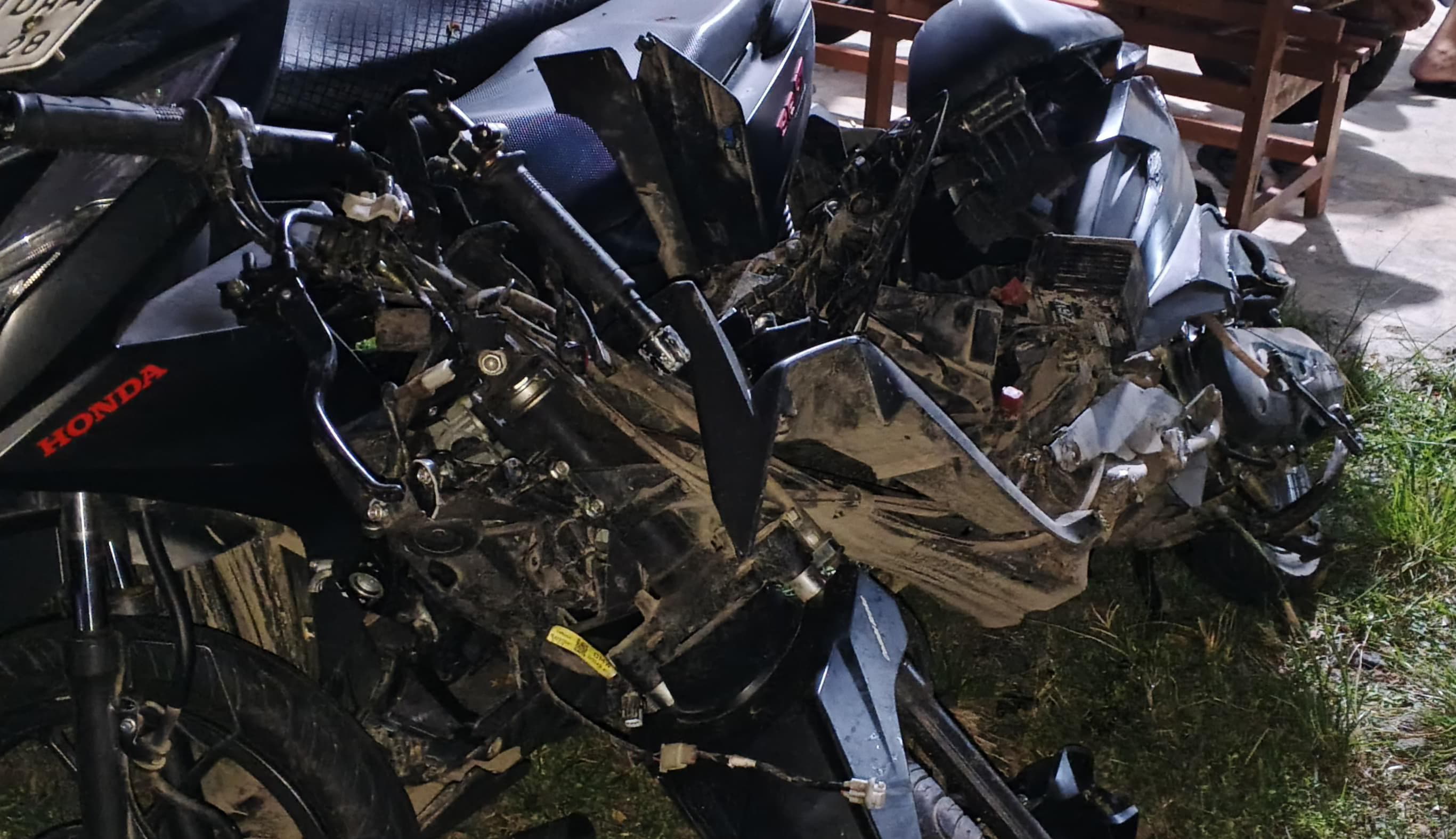 Kondisi Honda Beat usai terlibat kecelakaan dengan truk Hino Dutro di Pasaman dan menewaskan pengendara motor, Senin sore (30/6/2025).