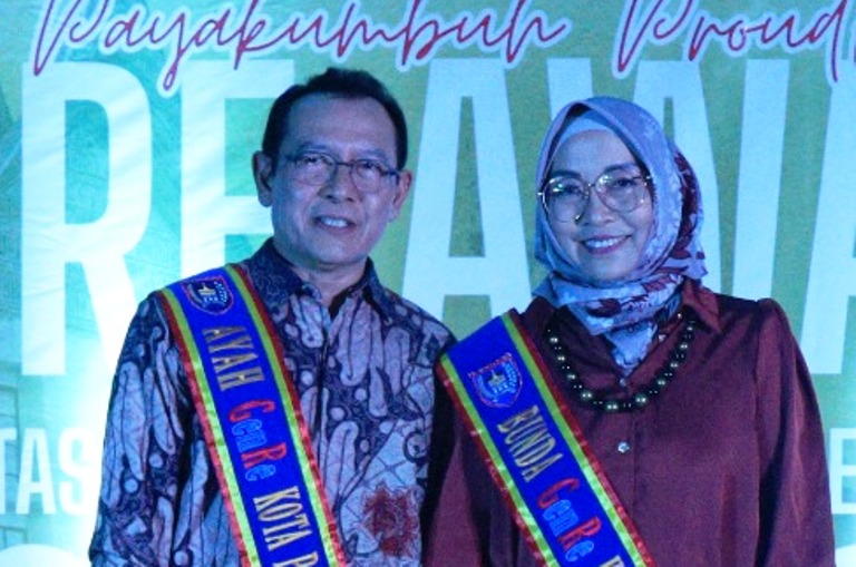 DIKUKUHKAN: Wali Kota Payakumbuh, Zulmaeta, bersama istri, Eni Muis Zulmaeta, resmi dikukuhkan sebagai Ayah dan Bunda Generasi Berencana (GenRe) Kota Payakumbuh 2025.(MEDIA CENTER PAYAKUMBUH)