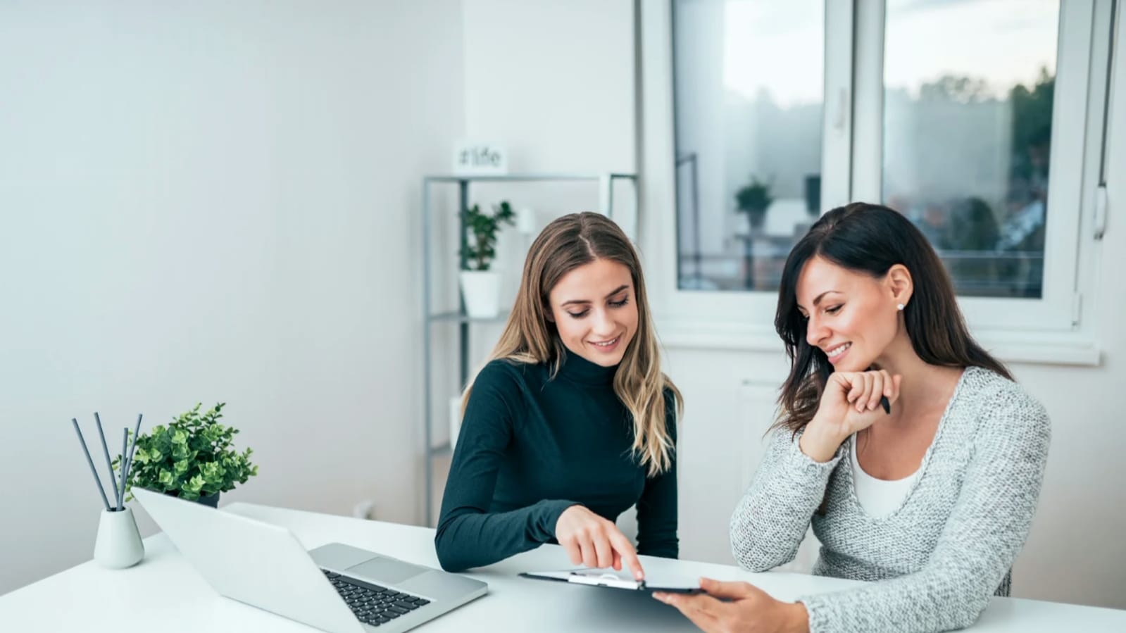 Ilustrasi orang sedang berdiskusi.