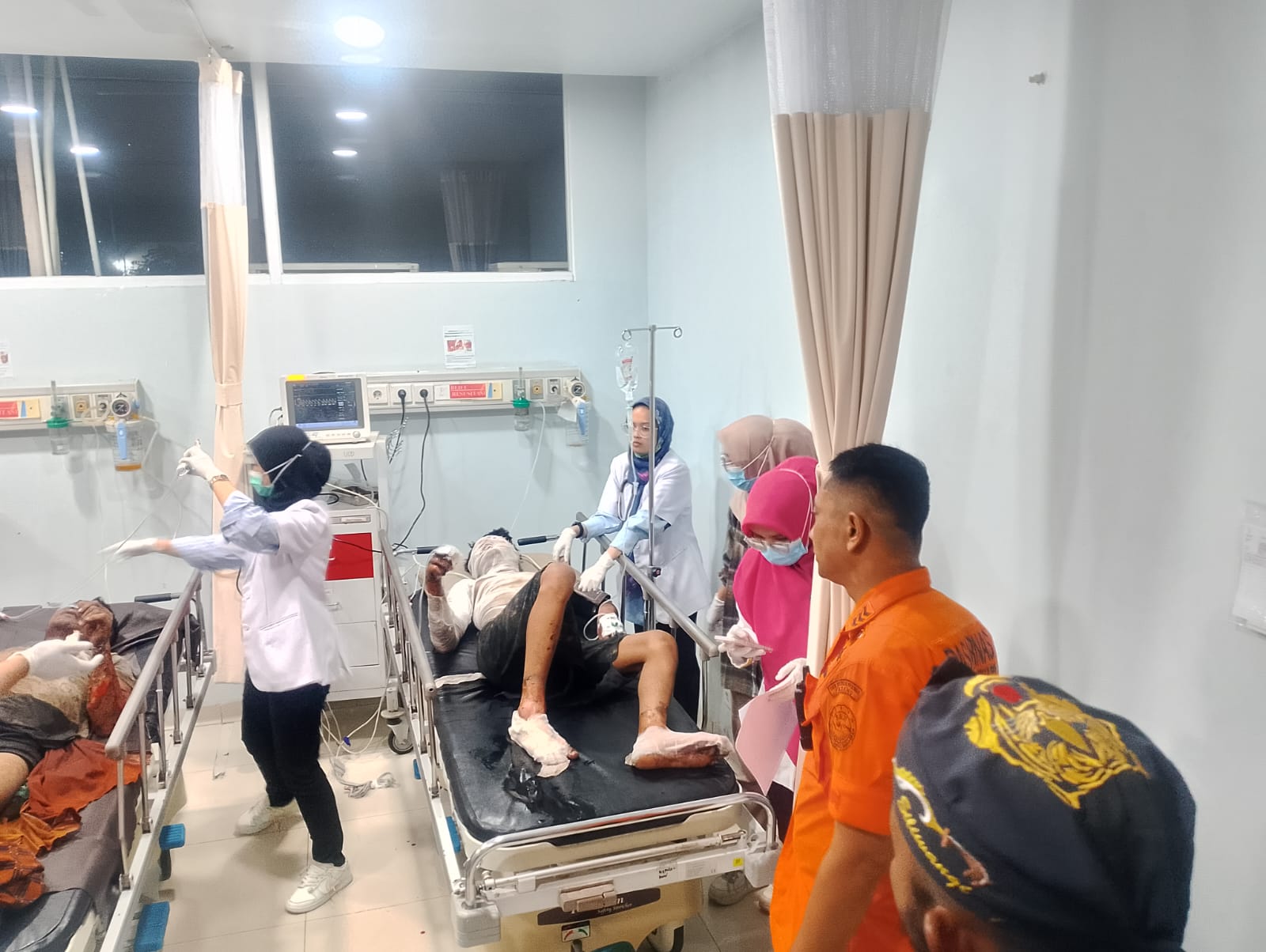 Sopir dan kernet truk yang terjun ke jurang di Sitinjau Lauik dan terbakar hebat, mendapat perawatan medis di SPH, Rabu (2/7/2025).