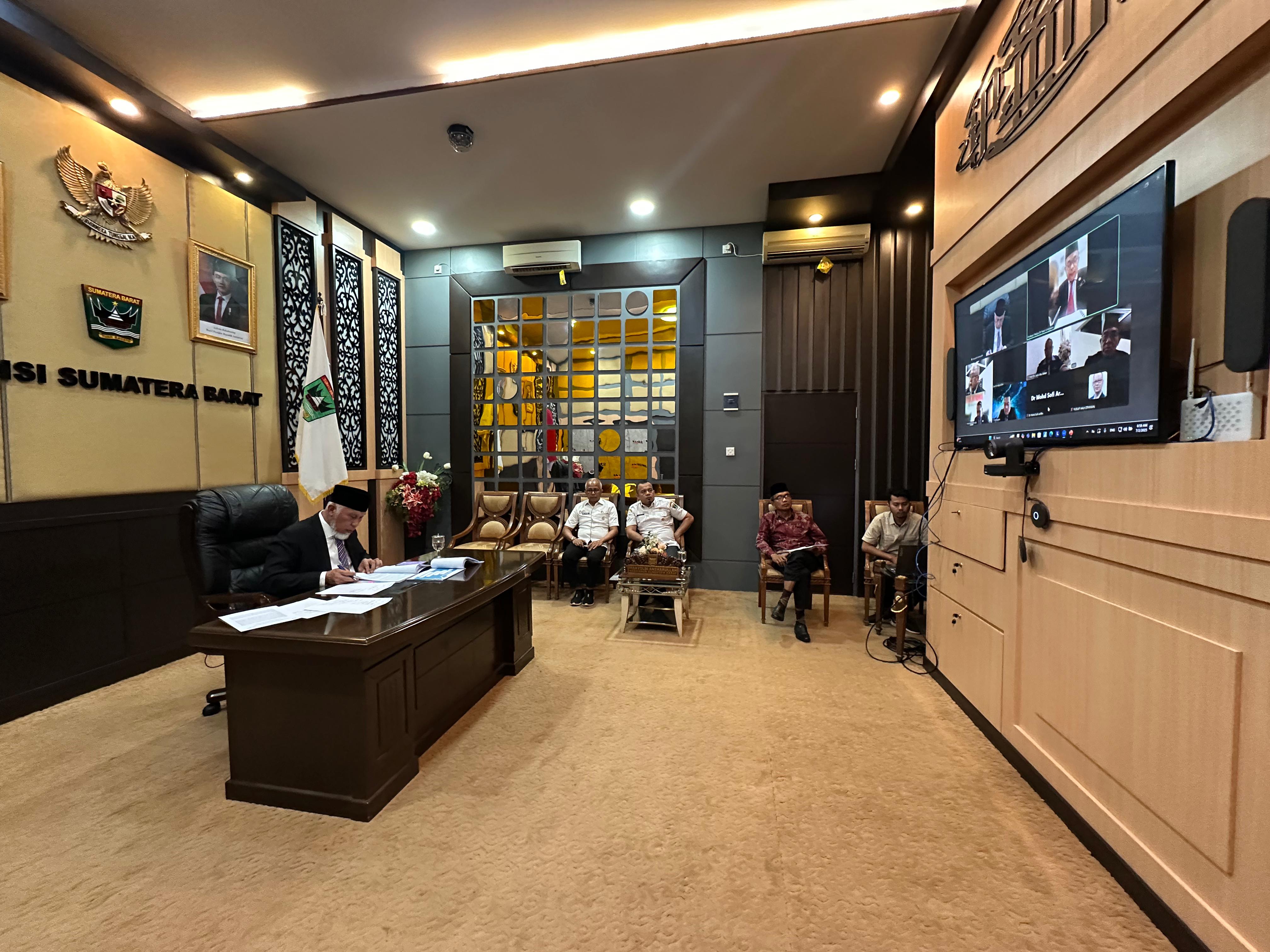 Gubernur Sumbar Mahyeldi saat sidang tesis S2 di UniSHAMS Malaysia, angkat tema wakaf produktif sebagai strategi pengentasan kemiskinan.