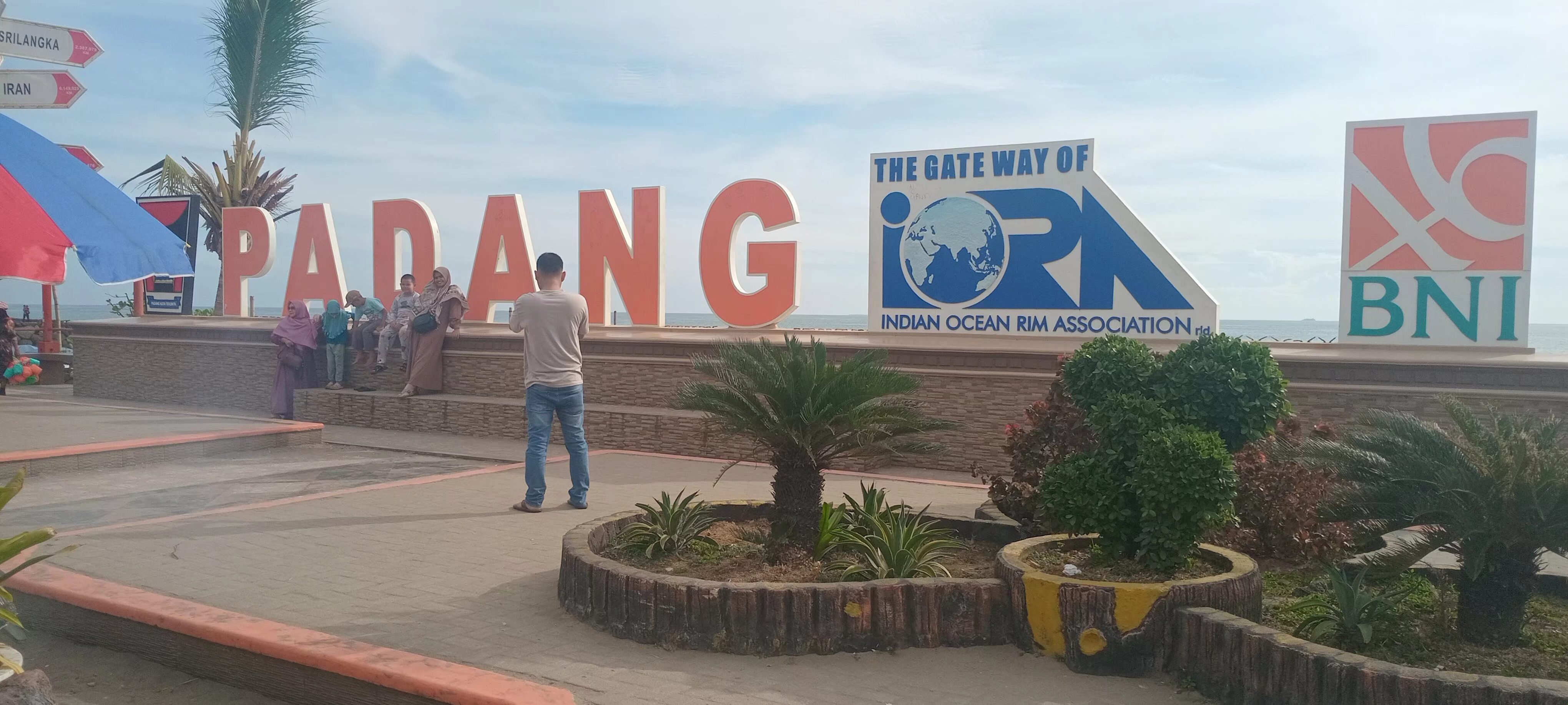 Sejumlah pengunjung berfoto di Tugu Padang IORA kawasan Pantai Padang, kemarin.