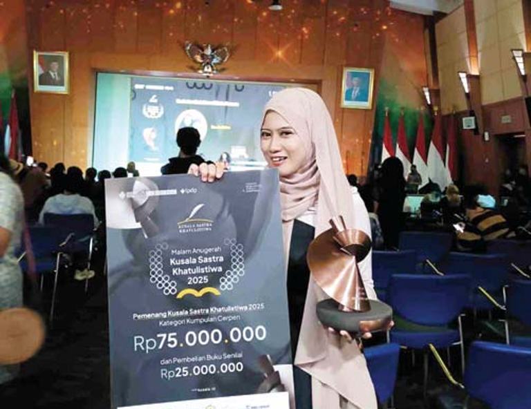 BERI WARNA BARU: Sasti Gotama setelah dinobatkan sebagai pemenang kategori cerpen di Jakarta, Sabtu (28/6).(DOKUMENTASI SASTI GOTAMA)
