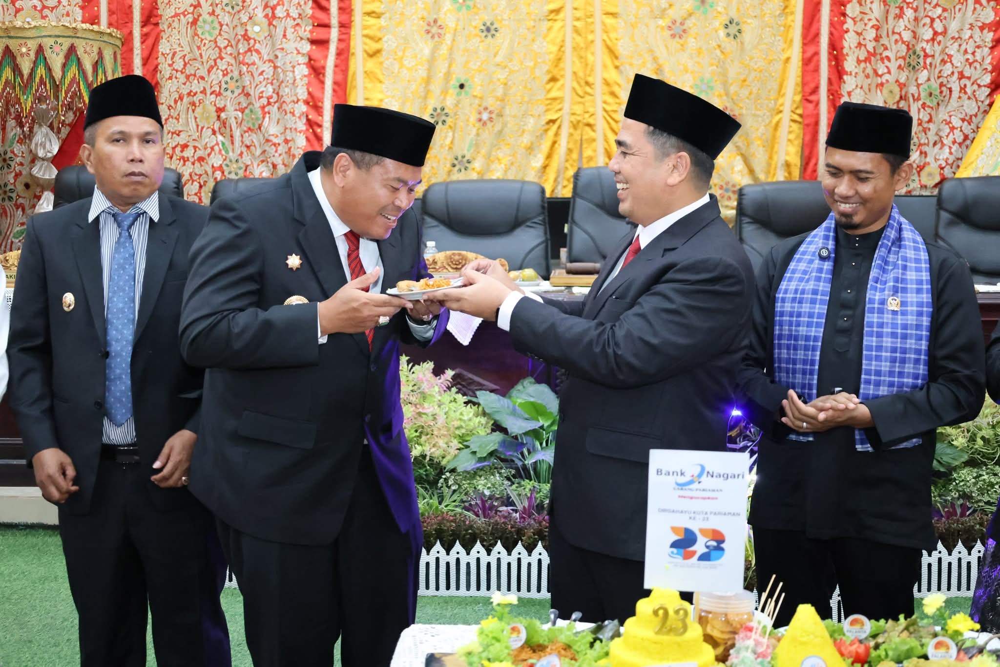 KOMIT: Wali Kota Pariaman Yota Balad usai Sidang Paripurna HUT ke-23 Kota Pariaman, kemarin, di Ruang Sidang Utama DPRD Kota Pariaman.(PEMKO PARIAMAN UNTUK PADEK)