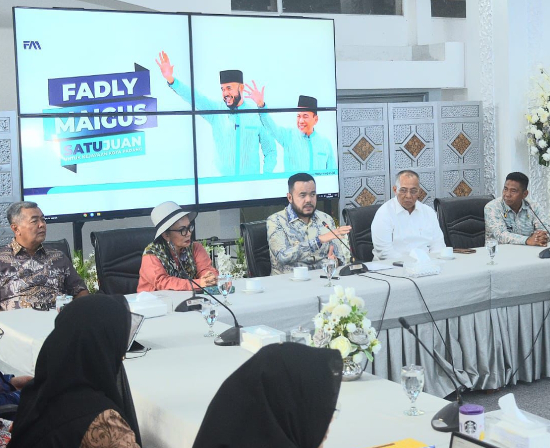 Wali Kota Padang Fadly Amran rapat revitalisasi kawasan Kota Tua sebagai langkah Padang masuk Jaringan Kota Kreatif UNESCO di bidang Gastronomi.(Foto: Prokopim)