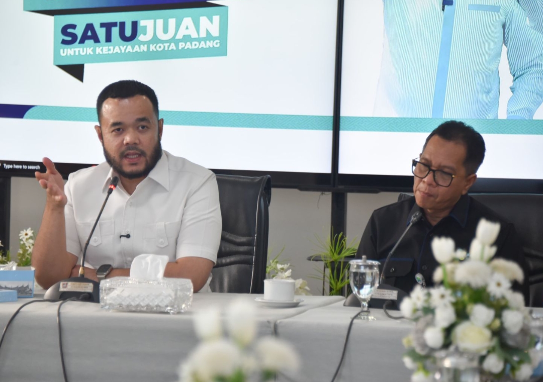 Wali Kota Padang, Fadly Amran, menerima audiensi Direktur Utama RSUP M. Djamil, Dr. dr. Dovy Djanas, di Rumah Dinas Wali Kota pada Rabu (2/7/2025). (Foto: Prokopim)