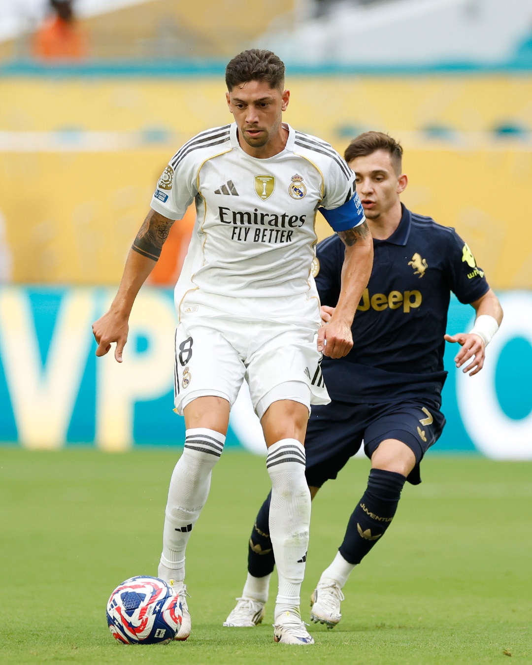 Aksi kapten sekaligus gelandang Real Madrid Federico Valverde dalam kawalan pemain Juventus di Hard Rock Stadium, Miami Gardens, kemarin (2/7).