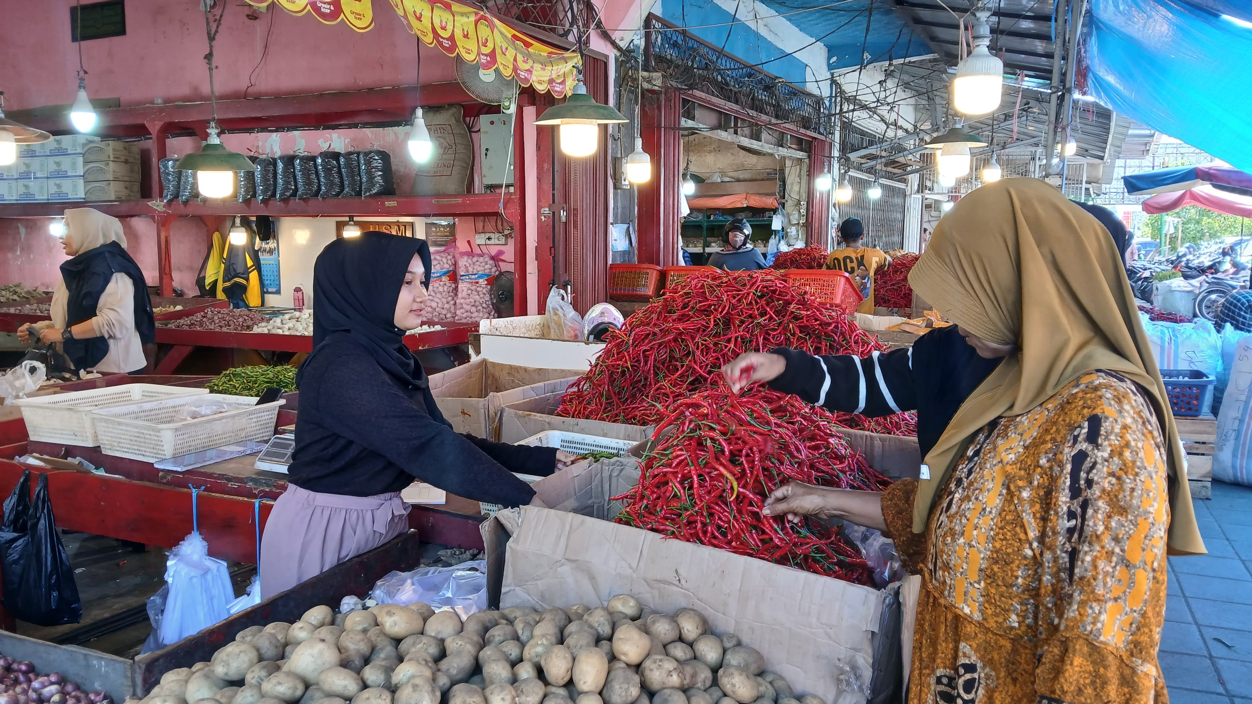 Salah seorang pedagang sembako di Pasar Raya Padang sedang melayani pembeli, kemarin.