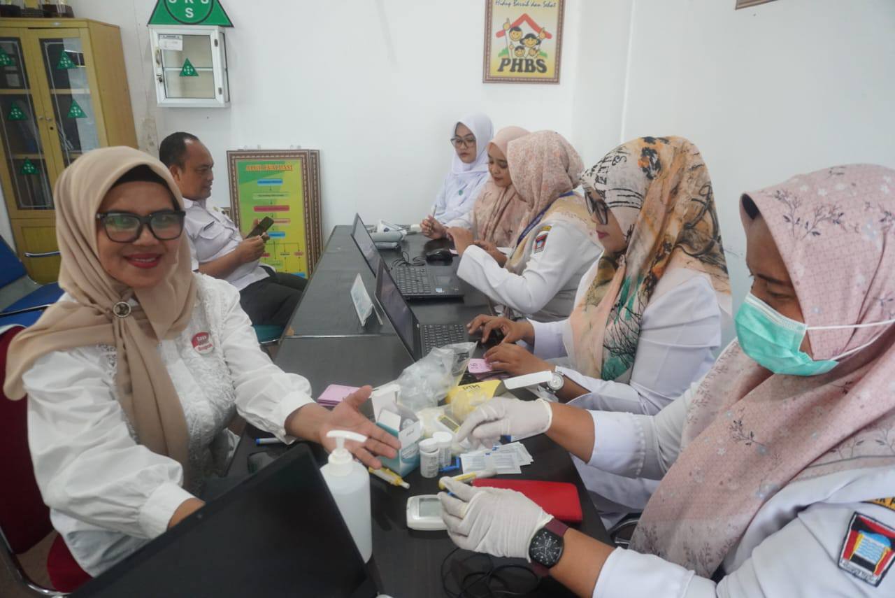 Pustu Balai Kota Padang gelar Cek Kesehatan Gratis (CKG) bagi pegawai dan masyarakat umum. Layanan meliputi EKG, kolesterol, IVA, dan cek kesehatan dasar.