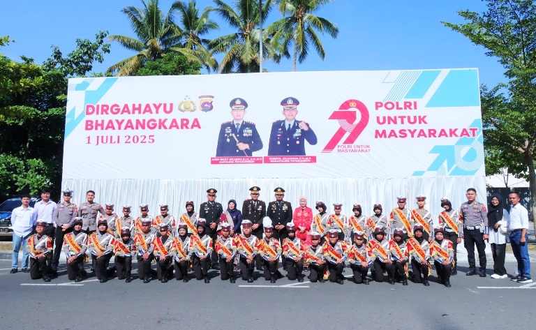 MEMUKAU: Pocil dari SDS IT IPHI Payakumbuh usai tampil memukau dalam aksi barisberbaris pada puncak peringatan HUT Bhayangkara ke-79.(TIM LAMAN GURU)