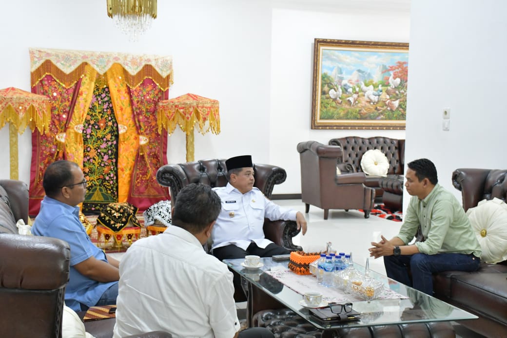 AUDIENSI: Advokat dari LBH ESA saat audiensi bersama Bupati Agam Benni Warlis di rumah dinas Bupati di Lubukbasung, Rabu (2/7).(YUHARNEL UNTUK PADEK)