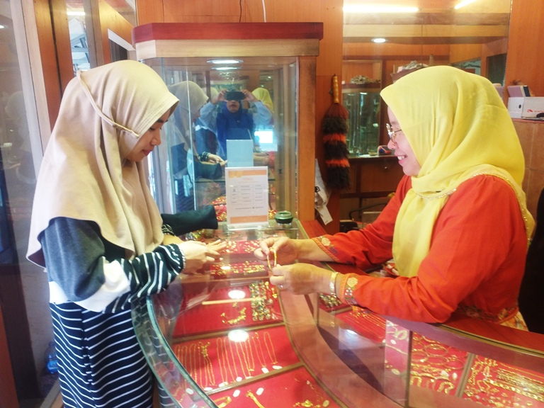 NAIK HARGA: Warga bertransaksi di Toko Emas Murni, Pasar Pariaman. Pembelian emas meningkat tajam di tengah kekhawatiran akan anjloknya nilai rupiah.(FOTO: DOK. PADEK)